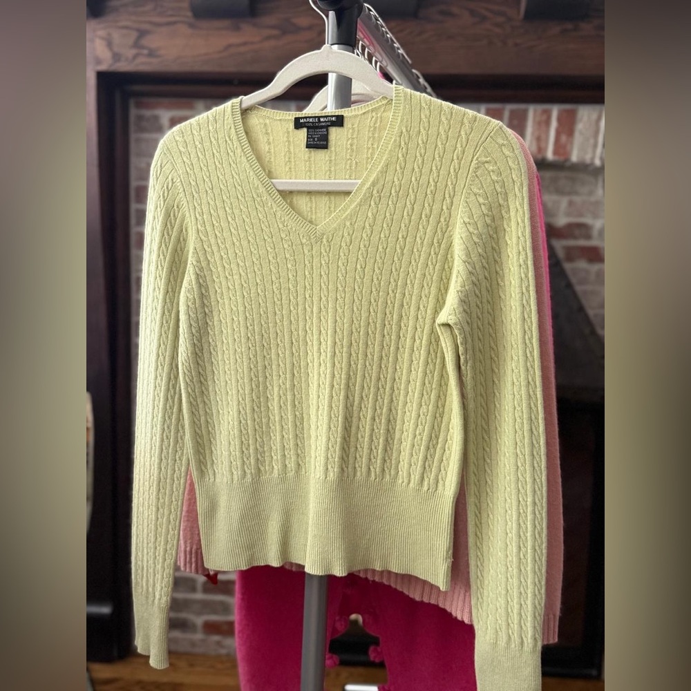 100% Cashmere Soft Yellow V-Neck Sweater